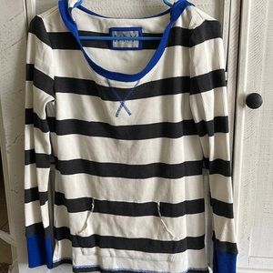 Very comfy striped long sleeve! Scoop neck with pocket and hoodie as shown.
